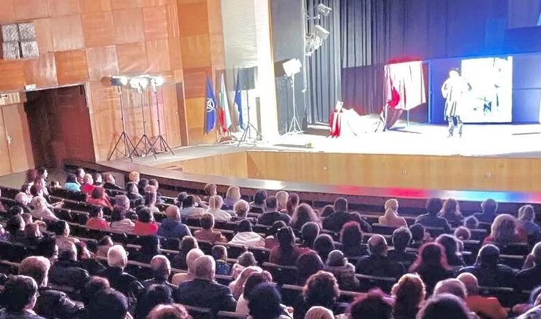 Стефан Сабрутев подари на смолянчани вечер на култура с  театралната постановка “Щастлив&nbsp;съм”